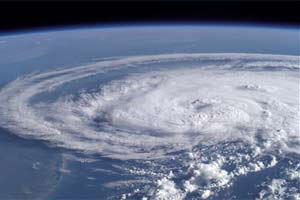 Bão[-]chỉ[-]còn[-]cách[-]Nam[-]Định[-]-[-]Nghệ[-]An[-]hơn[-]100km